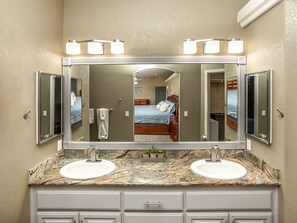 3 habitaciones, tabla de planchar con plancha, cuna de viaje y wifi