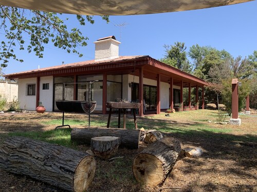 Casa de Campo Tranquila con Piscina y Amplio Jardín