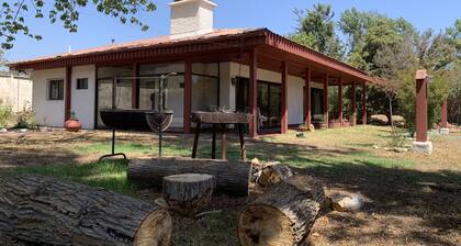 Casa de Campo Tranquila con Piscina y Amplio Jardín