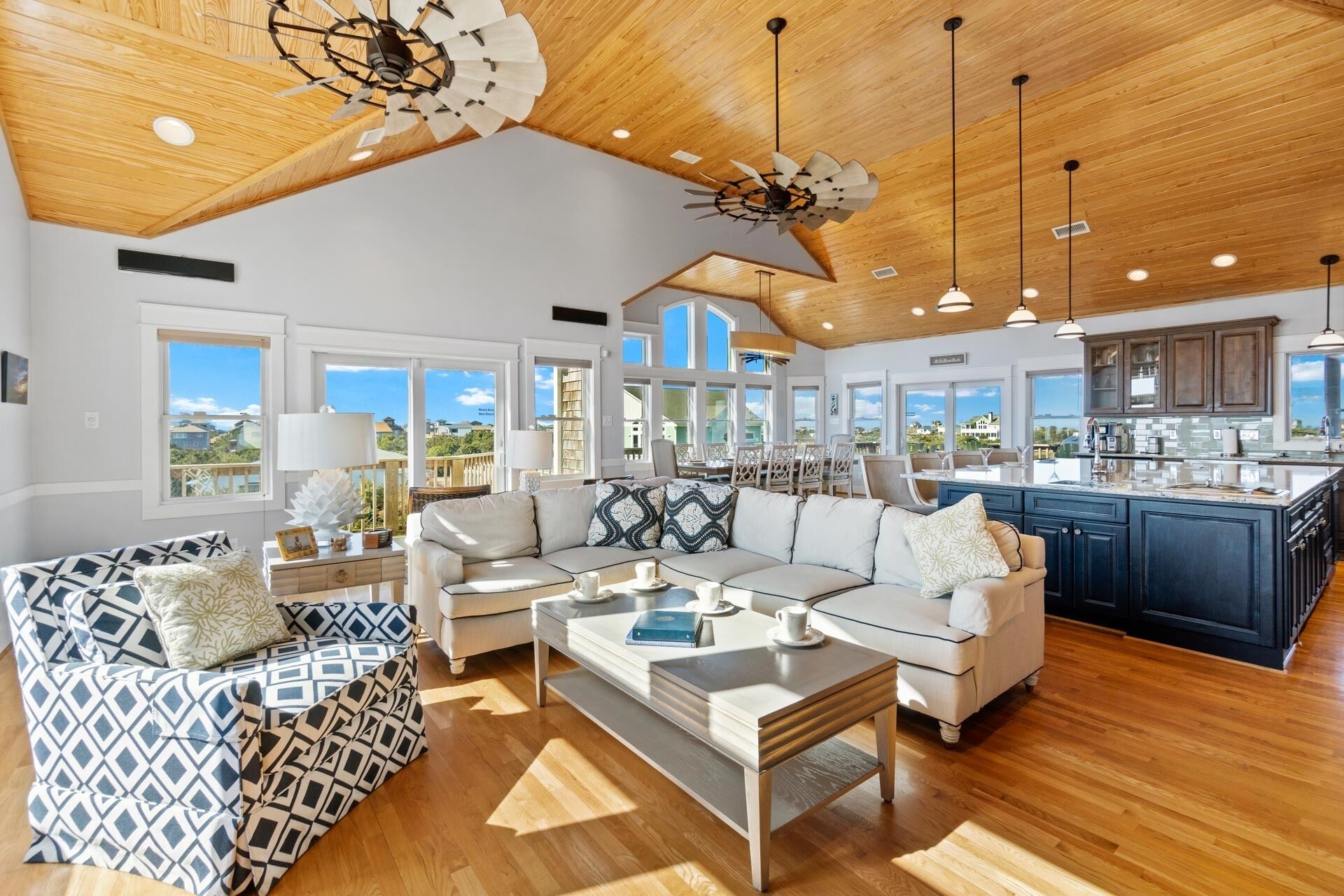 Smart-TV, DVD-spiller, bøker og filmbibliotek