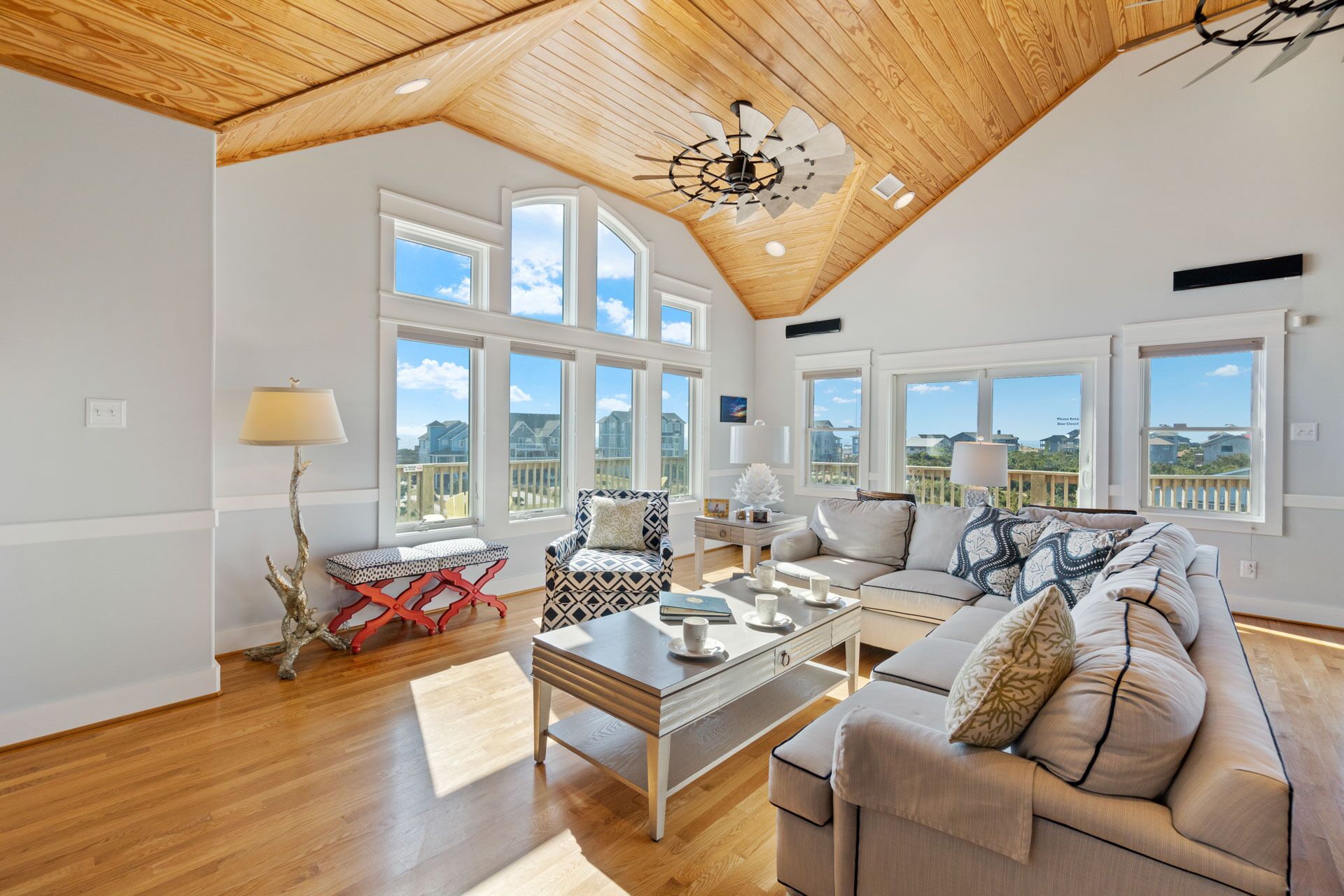 Una Smart TV, un reproductor de DVD, libros, una videoteca