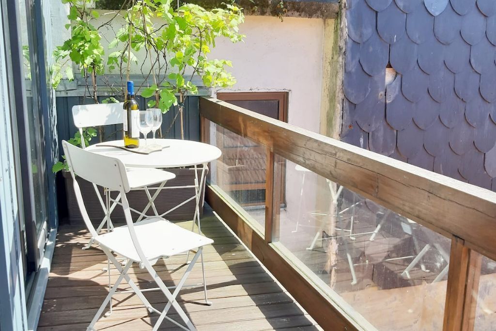 Modern house - air cond, free parking, breakfast