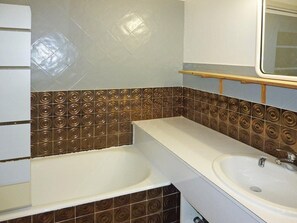 Bathtub - 50m from resort center, 5th floor, tv, 38m², Les Orres (Les Orres)