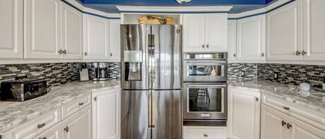 冷蔵庫、電子レンジ、オーブン、コンロ