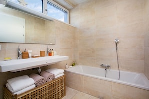Bathtub, towels - Chalet for up to 11 people with sauna (St. Lambrecht)