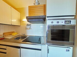 Kylskåp, mikrovågsugn, ugn och kaffe- och tebryggare