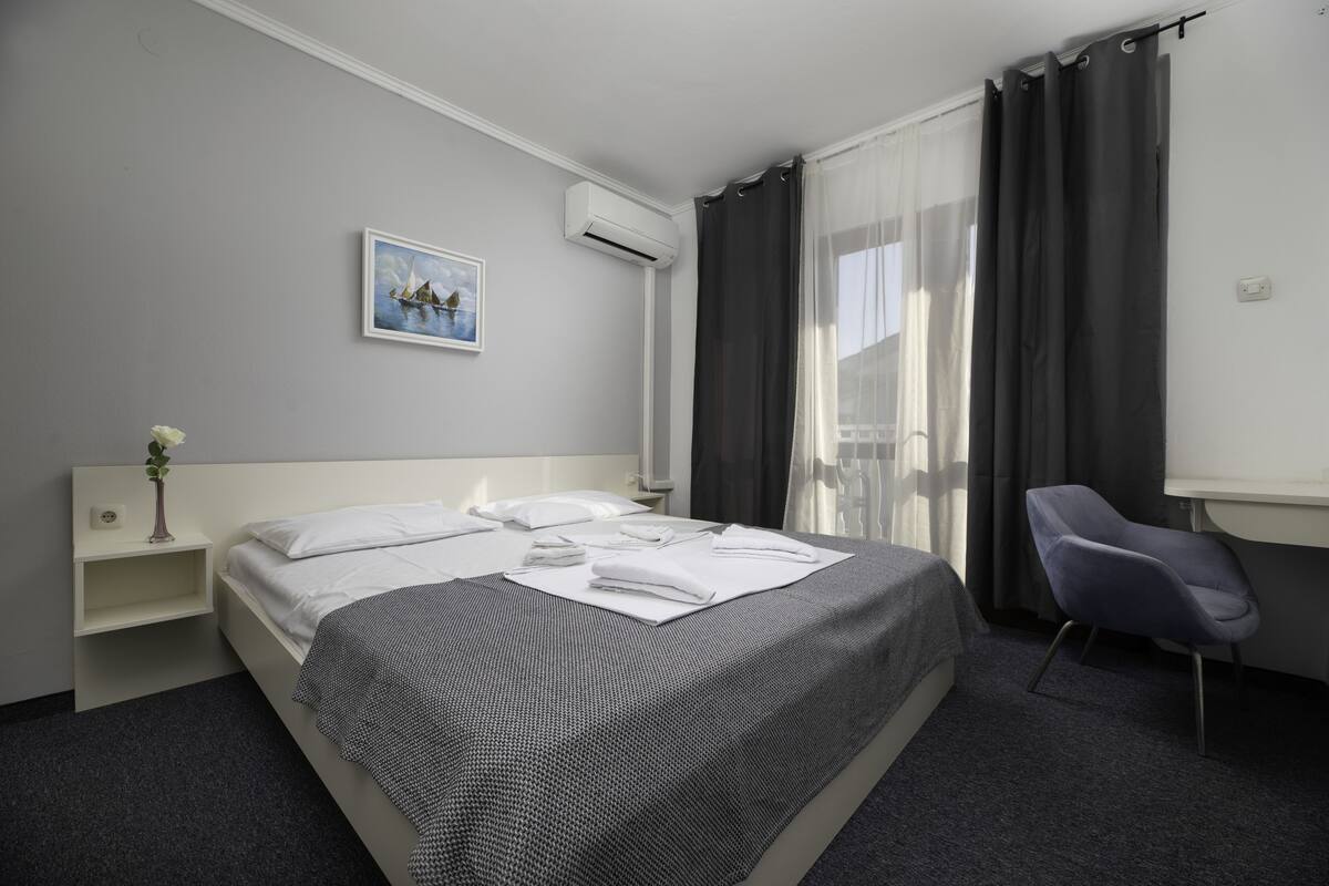 Minibar, laptop workspace, blackout drapes, WiFi (free)