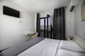 Minibar, laptop workspace, blackout drapes, free WiFi