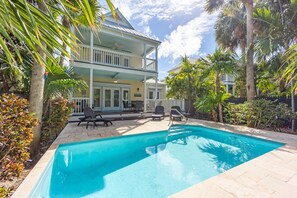 Alberca al aire libre y alberca climatizada