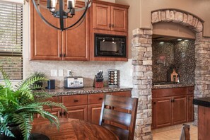 冰箱、微波炉、烤箱、炉灶