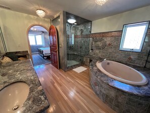 Bathtub, hair dryer, towels, soap - Waterfront Paradise- Heated pool, AMAZING Sunsets! (Bradenton)