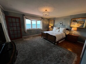 4 bedrooms, desk, iron/ironing board, travel cot