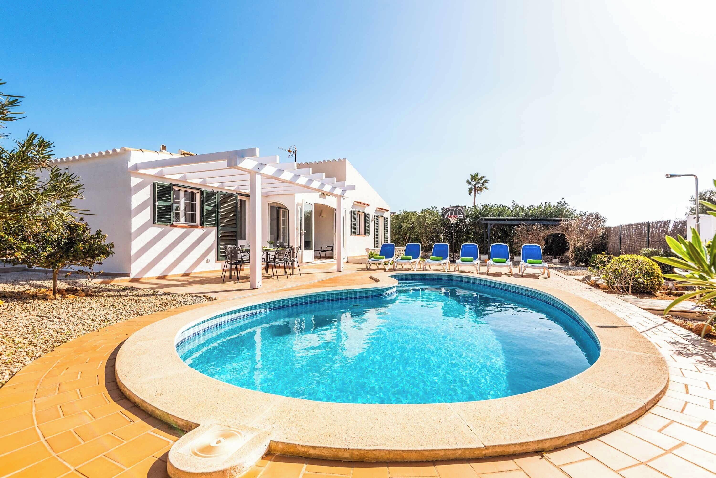 Une piscine avec une terrasse carrelée, un patio couvert et des chaises longues.