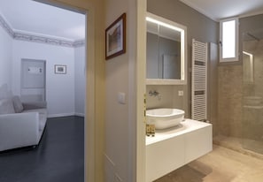 Dusche, Haartrockner, Bidet, Handtücher