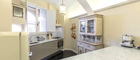 Fridge, oven, stovetop, dishwasher