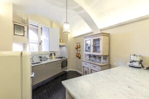 Refrigerador, horno, parrilla de estufa y lavavajillas 