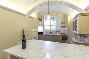 Kühlschrank, Ofen, Herdplatte, Geschirrspüler