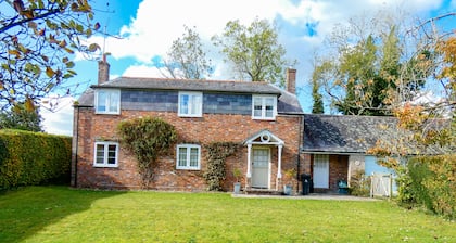 The Old Stables - 4 bedrooms, family countryside retreat, dog friendly