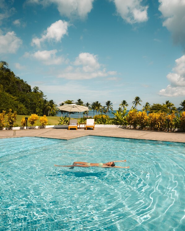 Outdoor pool, pool loungers