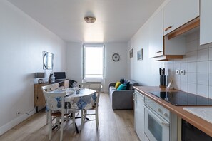 Fridge, microwave, oven, coffee/tea maker