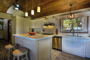 Fridge, microwave, oven, stovetop - Ocean View by Island House Vacation Rentals (Roatan)