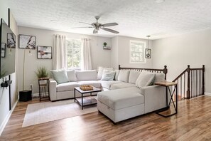 Smart TV, fireplace, foosball, books - *WOW* 7BDR *FAMILY RETREAT* STONE MOUNTAIN SLP18 (Stone Mountain)