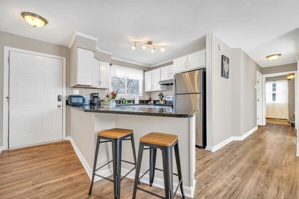 Kjøleskap, mikrobølgeovn, ovn og kokeplater