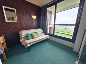 Living area - 10m from ski slopes, 2nd floor, view mountain, tv, ski locker, 28m², Les Menuires (Les Menuires)