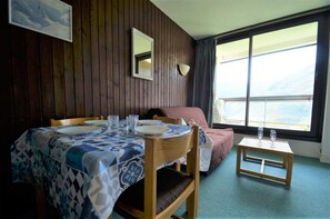 Dining - 10m from ski slopes, 2nd floor, view mountain, tv, ski locker, 28m², Les Menuires (Les Menuires)
