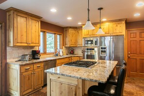 Réfrigérateur, micro-ondes, lave-vaisselle, cafetière/bouilloire