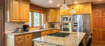 A Lovely home, Pet Friendly, Hot Tub & National Forest