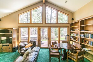 Interior - A Lovely home, Pet Friendly, Hot Tub & National Forest (Black Butte Ranch)