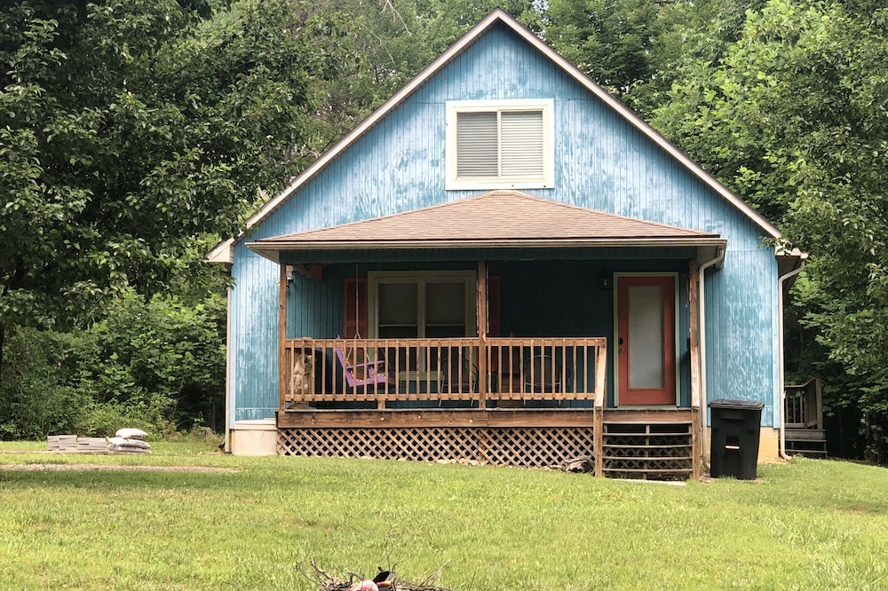 Cumberland Lake House - 2 miles from Jamestown Marina - Sleeps 11