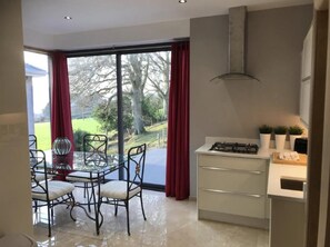 公寓 | 私人厨房 | 冰箱、微波炉、烤箱、炉灶