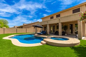 Una piscina al aire libre, una piscina climatizada