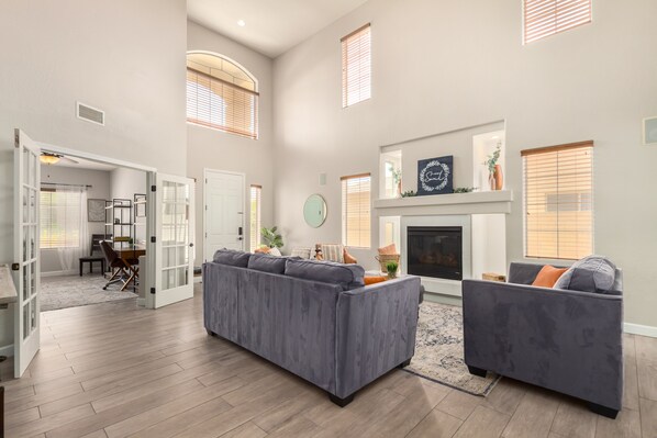 Una Smart TV, una chimenea, un reproductor de DVD, libros