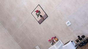 Appartement | Cuisine privée | Réfrigérateur, four à micro-ondes, un four, surface de cuisson