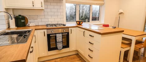 Cottage | Private kitchen | Fridge, dishwasher, electric kettle, cookware/dishes/utensils
