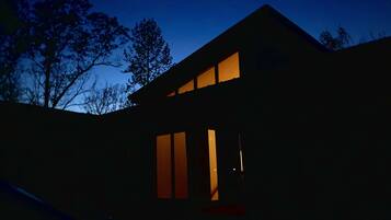 Depan hartanah - siang/malam