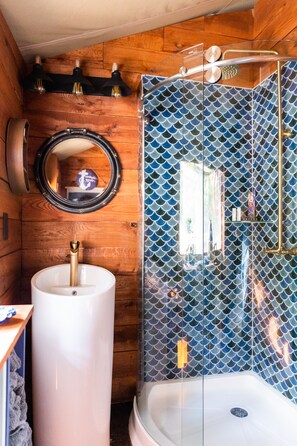 Moondance | Bathroom | Shower, rainfall showerhead, free toiletries, hair dryer - Destination Resort (Dadeville)