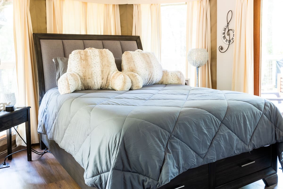 Music Loft | 2 Schlafzimmer, hochwertige Bettwaren, Daunenbettdecken