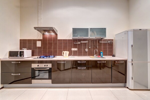 Refrigerador, microondas, horno y parrilla de estufa