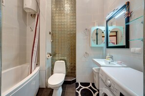 Ensemble baignoire-douche, séchoir à cheveux, serviettes fournies, savon
