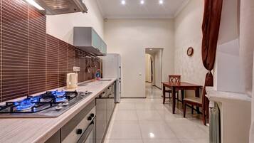 Kühlschrank, Mikrowelle, Ofen, Herdplatte