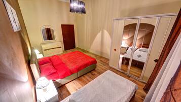 4 bedrooms, iron/ironing board, WiFi, bed sheets