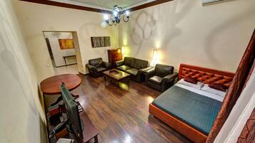 4 bedrooms, iron/ironing board, WiFi, bed sheets