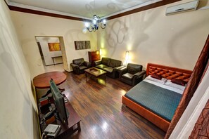 4 habitaciones, tabla de planchar con plancha, wifi y ropa de cama