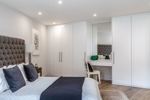 4 slaapkamers, een strijkplank/strijkijzer, reisbedje, gratis wifi