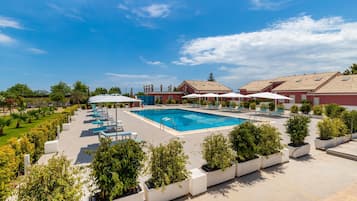 Piscine extérieure, parasols de plage, chaises longues