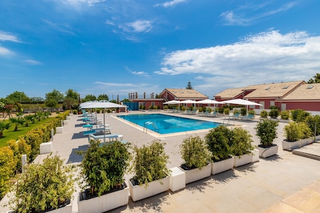 Piscina externa, funciona das 9h às 18h, guarda-sóis, espreguiçadeiras